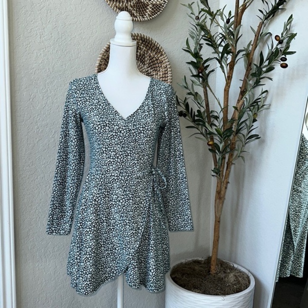 Hollister Women’s Long Sleeve Classic Wrap Boho Floral Mini Dress Size Medium - Picture 3 of 12
